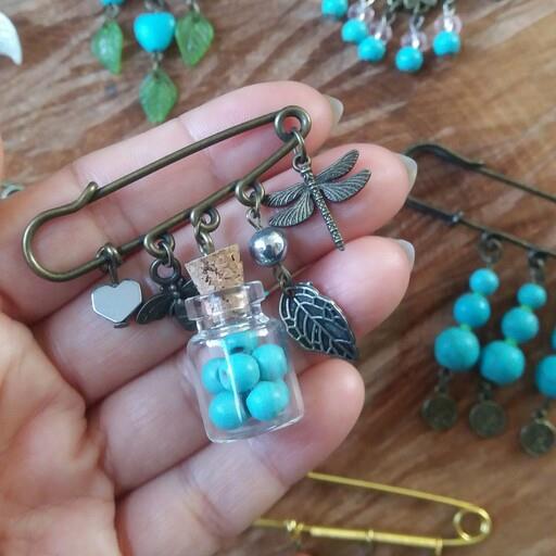 سنجاق سینه اسکاتلندی با شیشه فانتزی و مهره های فیروزه هندی بسیار پرکاربرد و جذاب